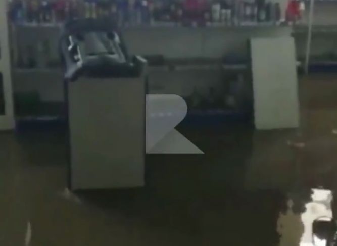 В сети появилось видео с последствиями потопа в рязанском автомагазине
