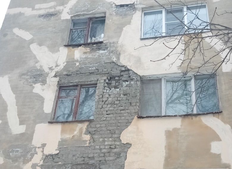 Фото: в Рязани начала «таять» стена общежития