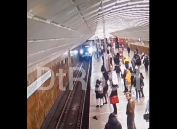 В московском метро мужчина погиб, спасая падающего с платформы человека