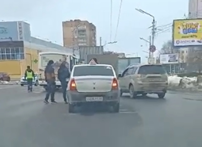 На улице Грибоедова столкнулись учебный автомобиль и автобус
