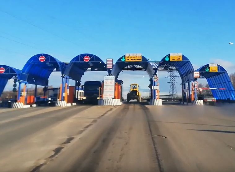 Видео: водитель намеренно сносит шлагбаум на платном путепроводе в Соколовке