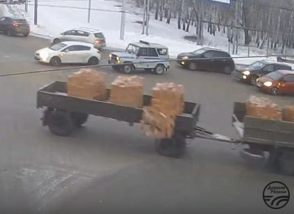 Видео: на Московском шоссе из грузовика высыпаются кирпичи