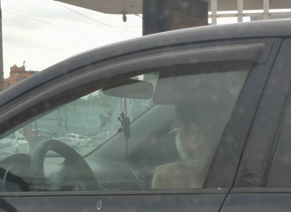 В Рязани заметили девушку, ехавшую за рулем с ребенком на руках