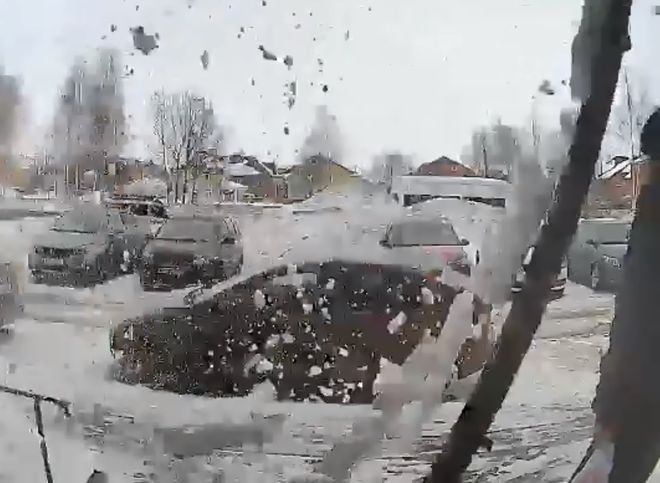 В Дашково-Песочне на мужчину обрушилась часть козырька со снегом