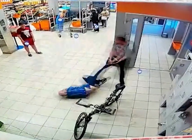 Рязанец избил охранника супермаркета в Калининграде