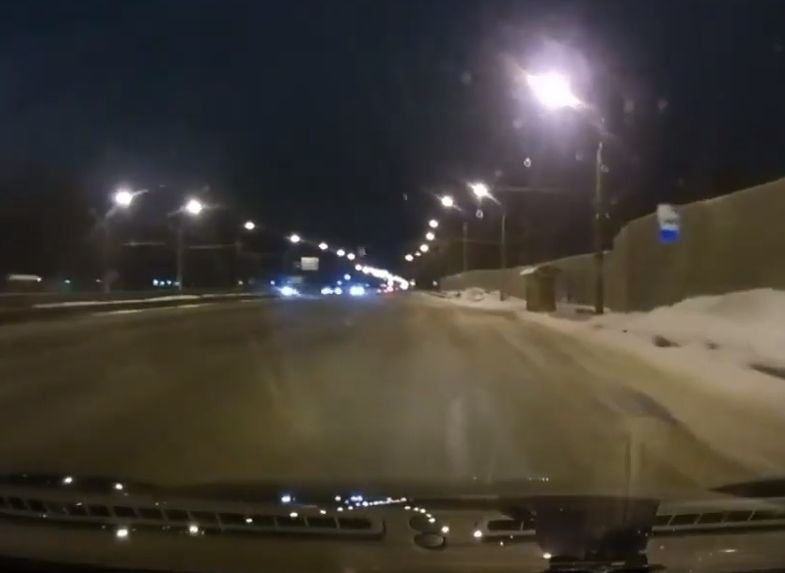 На Московском шоссе водитель не справился с управлением и улетел в сугроб (видео)