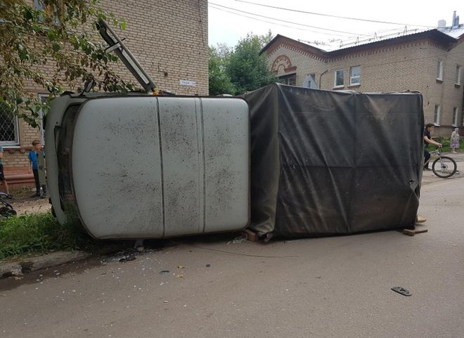 В ДТП с перевернувшимся грузовиком в Горроще пострадали три человека
