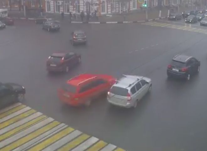 На Первомайском проспекте столкнулись две легковушки (видео)