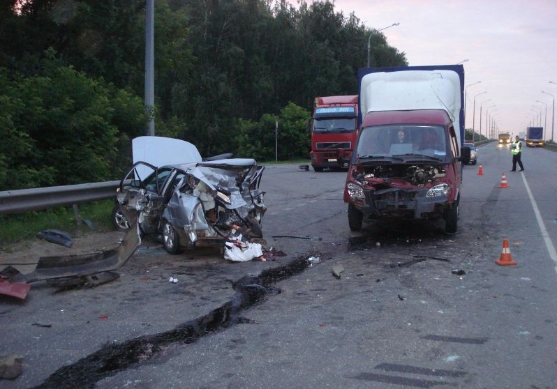 При столкновении трех машин в Рязани пострадали два человека