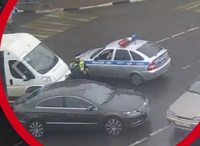 Фото: в центре Рязани столкнулись маршрутка и Renault