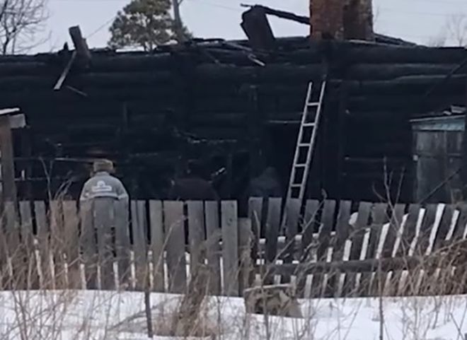 При пожаре в частном доме в Кемеровской области погибли восемь человек
