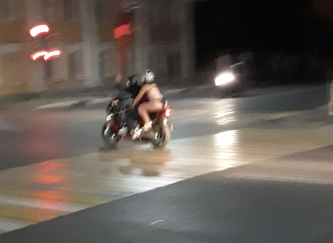 Фото: полуголая девушка проехала на мотоцикле по центру Рязани
