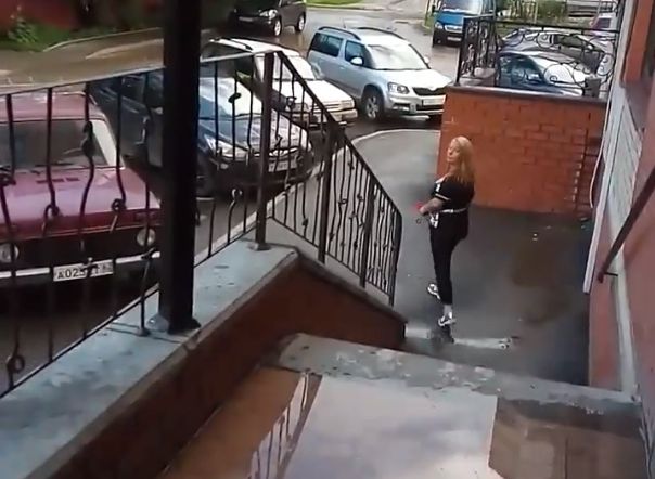 В Рязани женщина убежала из салона красоты, не заплатив (видео)