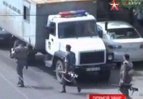Появилось видео из захваченного в Ереване участка полиции