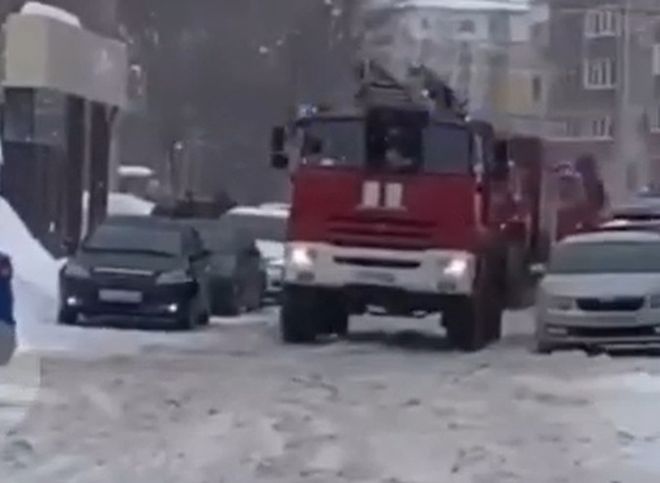 На территорию рязанской больницы Семашко приехали пожарные расчеты