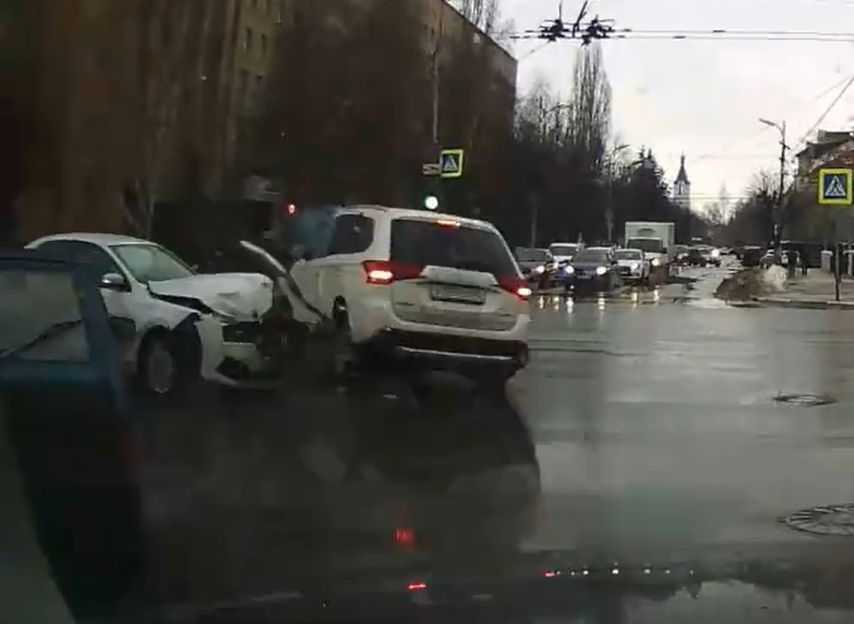 Столкновение двух иномарок на центральной площади Рязани засняли на видео