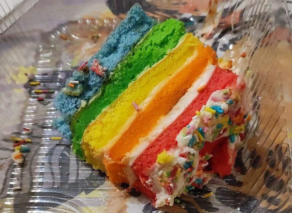 Рязанец выбросил радужный торт, назвав его «пропагандой ЛГБТ»