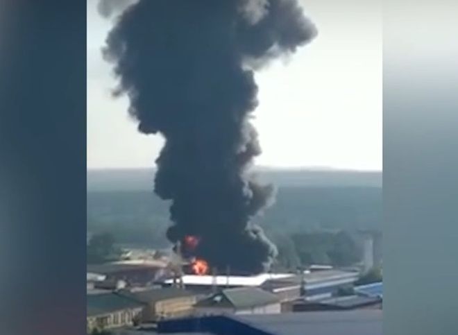 В Екатеринбурге загорелся склад на площади 400 «квадратов» (видео)