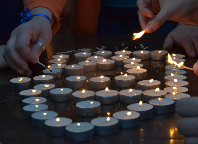 В память о пропавших детях на Театральной зажгли свечи и запустили шары