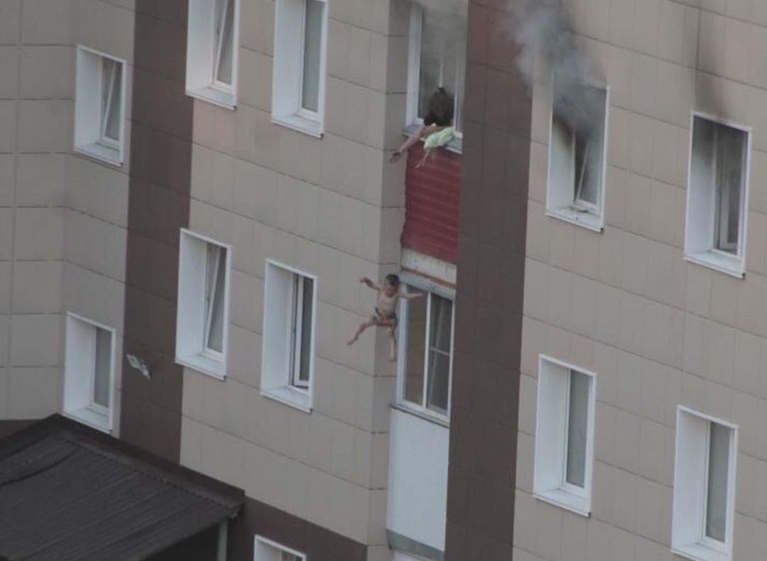В Новосибирске мигранты спасли двоих детей из пожара, растянув ковер под окнами