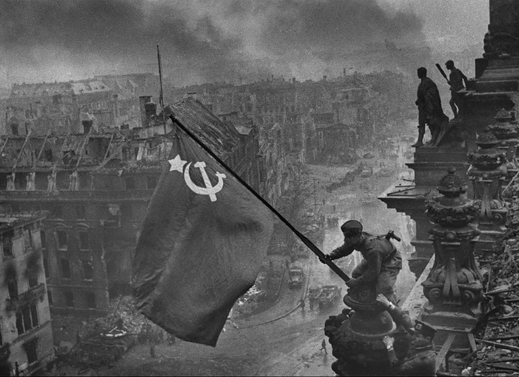 Facebook объяснил удаление постов с фотографией Знамени Победы на Рейхстаге