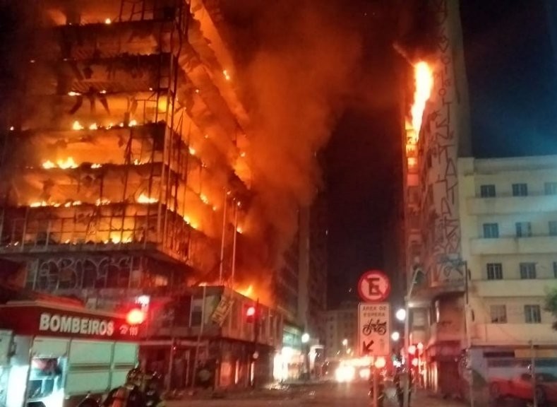 В Бразилии обрушился горящий 26-этажный дом (видео)