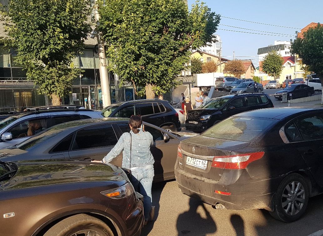 На улице Горького столкнулись четыре автомобиля