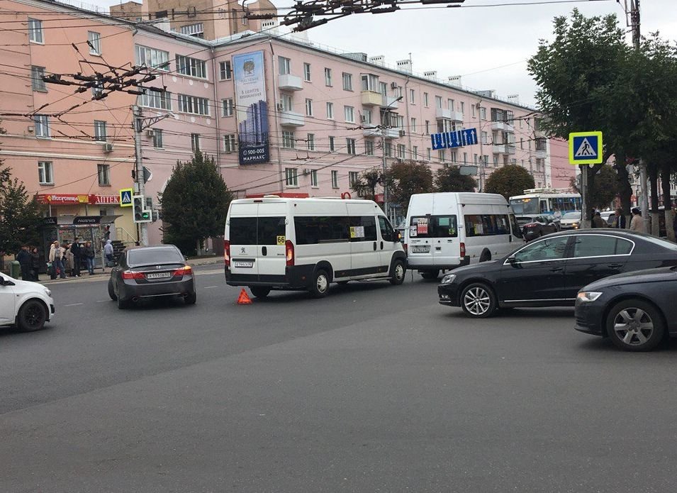 Столкнувшиеся в центре Рязани маршрутки вызвали транспортный коллапс