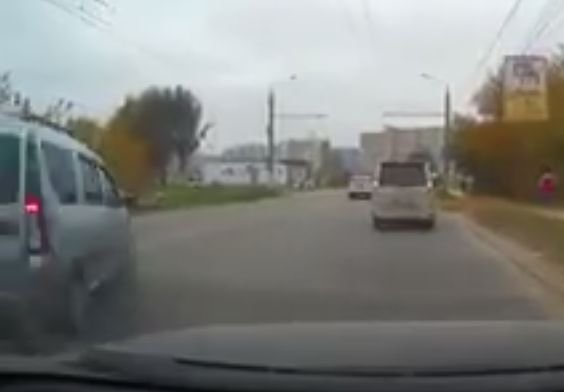 Видео: на проезде Шабулина «Ларгус» таранит легковушку