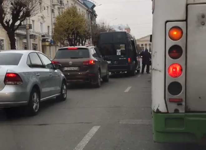 Видео: в центре Рязани маршрутчик высаживает пассажира посреди проезжей части