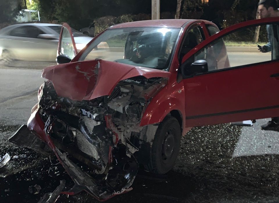В Канищеве пьяная девушка на Ford врезалась в припаркованный автомобиль