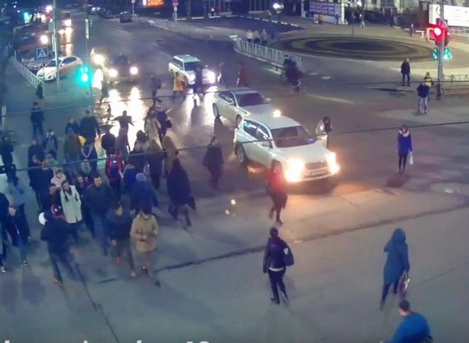 В центре Рязани автоледи на внедорожнике протаранила иномарку (видео)