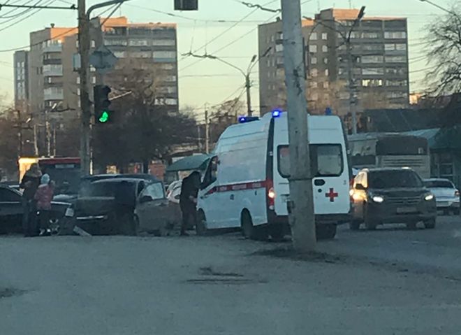 На Московском шоссе столкнулись две легковушки