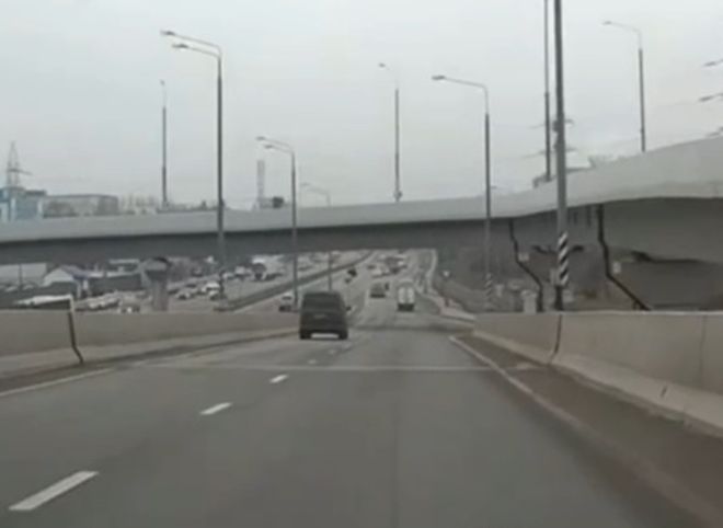 В сети появилось видео с падением мотоциклиста с эстакады в Москве