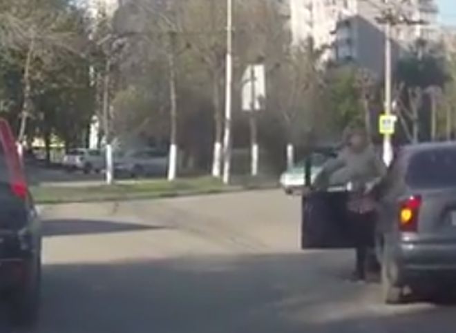 На улице Крупской две дамы не поделили дорогу (видео)