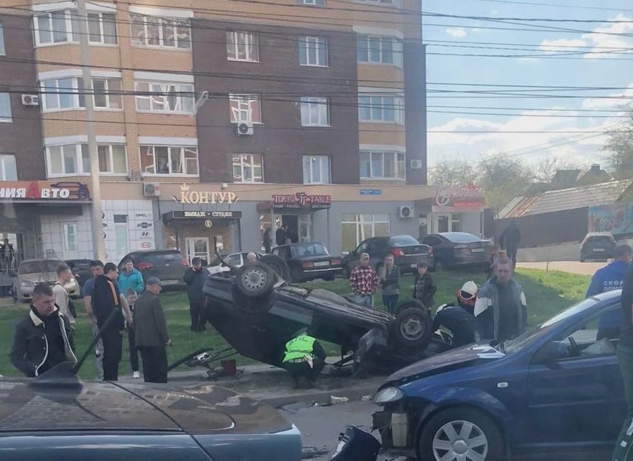 Водитель опрокинувшегося в Рязани ВАЗ-2114 получил тяжелые травмы