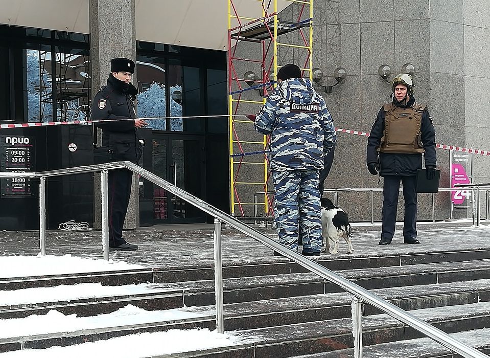 В Рязани посетителей банка эвакуировали из-за бесхозного пакета