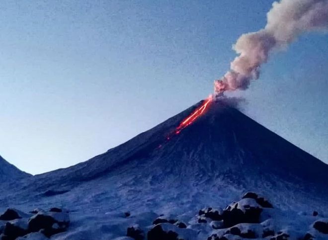 Извержение Ключевского вулкана на Камчатке сняли на видео