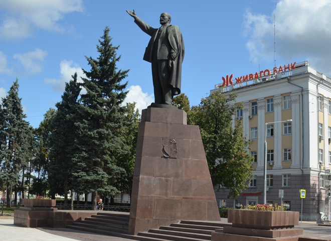 Памятник Ленину в Рязани снова помоют
