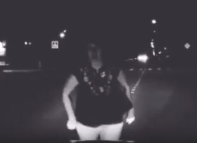 Видео: в Новомичуринске женщина бросается на автомобиль