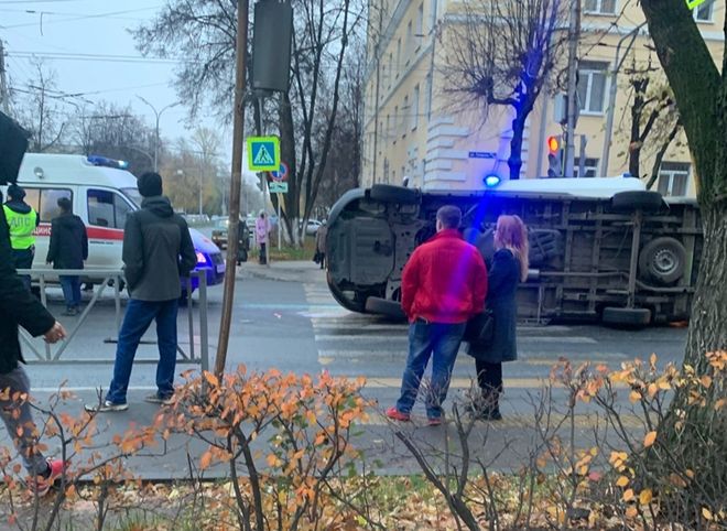 На улице Гагарина столкнулись реанимобиль и легковушка