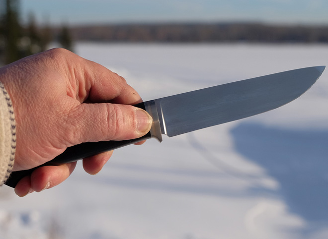 В Сасове мужчина напугал местных жителей столовым ножом