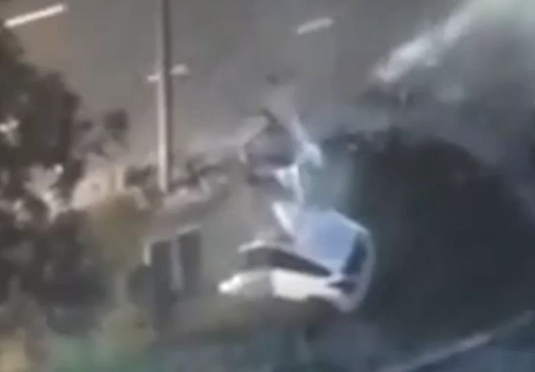 В Москве влетевший в столб Ford разорвало на части (видео)