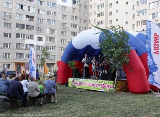 Для жителей Октябрьского и Московского районов организовали праздники дворов