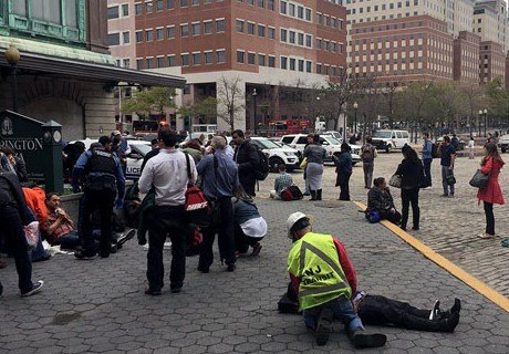 В США поезд врезался в станцию, более 100 раненых (видео)