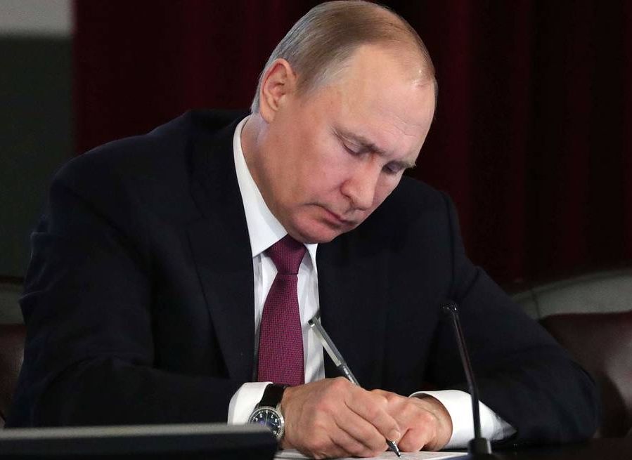 Путин подписал закон, позволяющий признавать россиян иноагентами