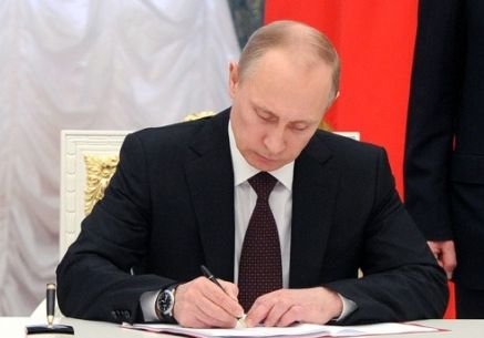 Путин подписал закон о переходе на зимнее время