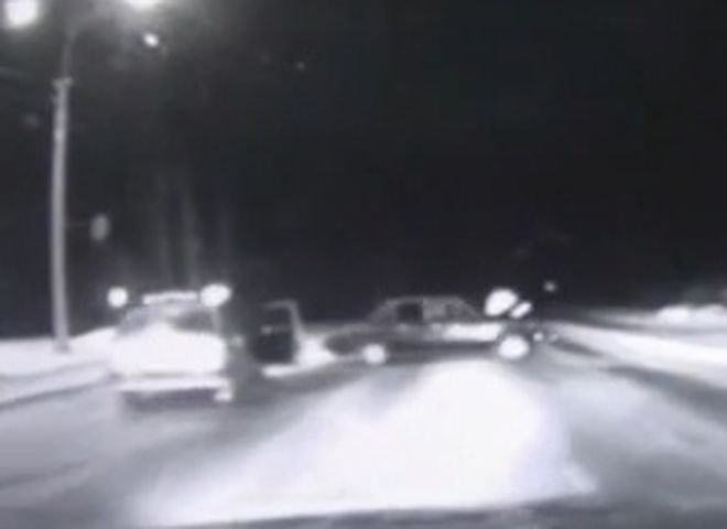 На Урале гаишник прыгнул на капот пьяному водителю, пытаясь его остановить (видео)