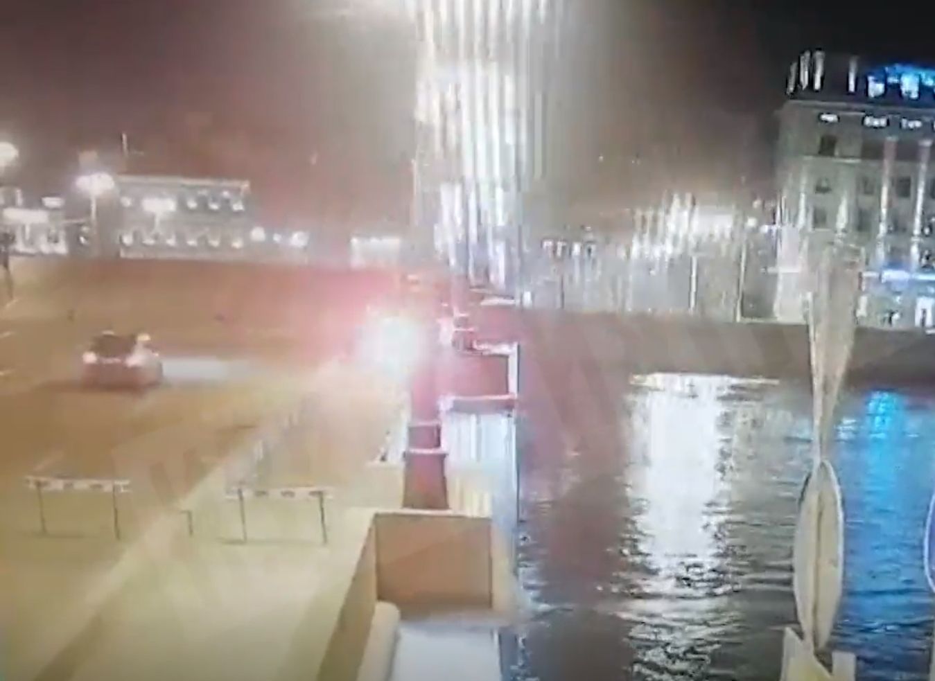 В Петербурге водитель попытался на машине «перепрыгнуть» разведенный мост (видео)