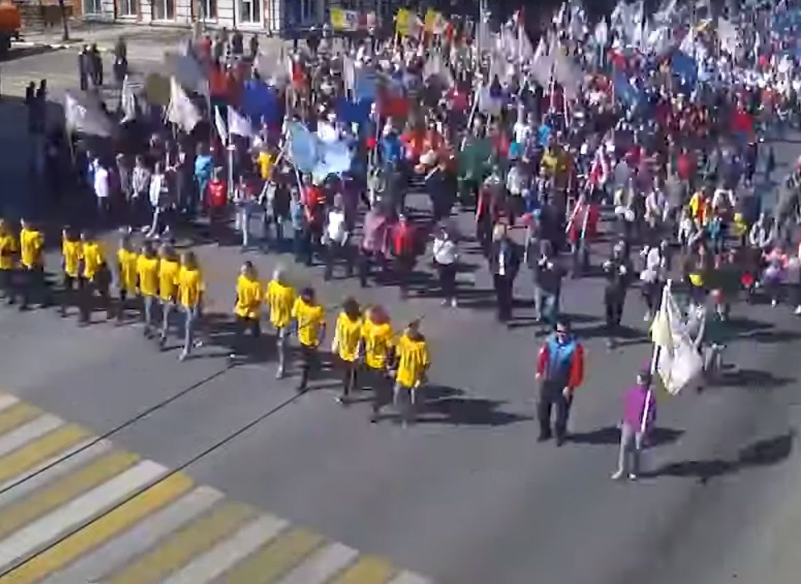 Всю первомайскую демонстрацию в Рязани показали за минуту